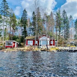 Furuby"Talludden" by the lake Årydssjön,的水体岸边的两座房子