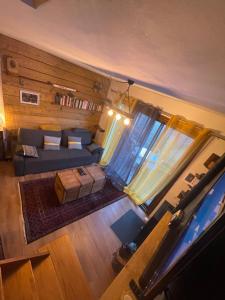 波泰皮莫朗Maison village proche Andorre et stations de ski的带沙发的客厅的顶部景色