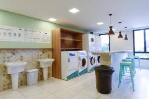 奥萨斯库Apto Aconchegante /excelente localização de Osasco的洗衣房配有洗衣机和烘干机