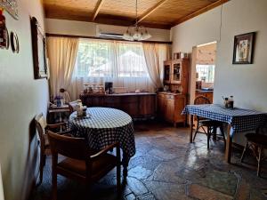 莫科帕内Emani Guest House的一间带两张桌子的客厅和一间厨房