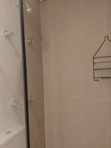 圣保罗Flat / Studio Allianz Parque的带淋浴的浴室和玻璃门