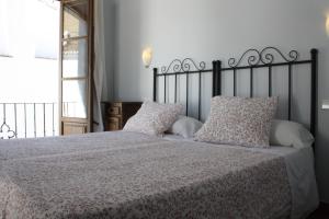 隆达城市公寓的卧室配有一张带白色床单和枕头的大床。