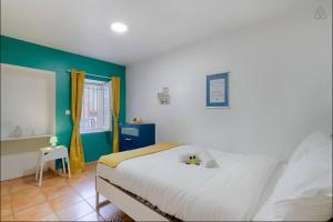 马赛Coeur Panier & Proche Vieux-Port的卧室配有白色的床和蓝色的墙壁