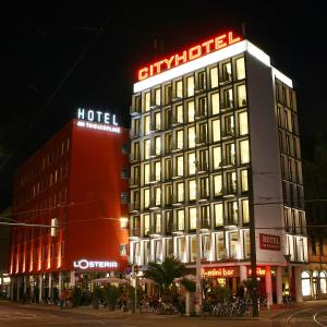 汉诺威蒂伦广场城市酒店的上面有酒店标志的建筑