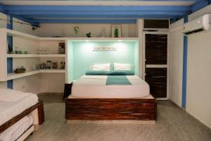 巴鲁岛Santuario Beach Hostel的卧室配有床架,位于带书架的房间