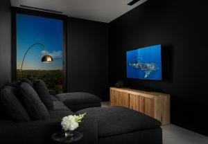 Long Bay HillsUXUE Villa的带沙发和平面电视的客厅