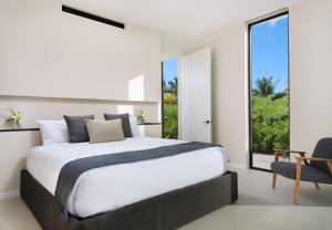 Long Bay HillsUXUE Villa的一间卧室设有一张大床和一个窗户。