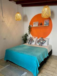 麦德林Spring Hostel的一间卧室配有一张带橙色床头板的床
