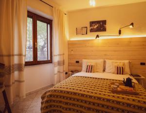 奥列纳Domo de Ciu Nenneddu的一间卧室设有一张床和一个窗口