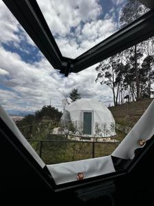 昆卡NaturHotel的从窗户可欣赏到圆顶帐篷的景色