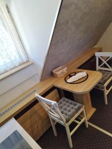 科帕奥尼克Apartment Dunja Konaci的客房设有桌子、椅子和窗户。