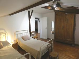 圣克里克-沙洛斯Condrine的一间带两张床和梳妆台的卧室