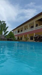 塞古罗港Condomínio Golden Goes的酒店前方的大型游泳池