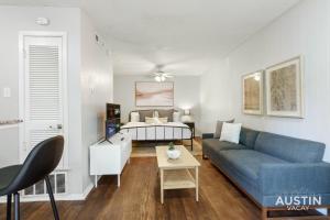 奥斯汀1st Floor Apt Hyde Park Bathtub and Free Parking的客厅配有蓝色的沙发和床。
