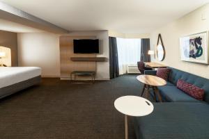 诺克罗斯诺克罗斯桃树角花园广场酒店的酒店客房设有一张沙发和一张床