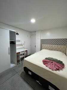 贝伦APÊ 102, 2 QUARTOS, TÉRREO | WI-FI 600MB | RESIDENCIAL JC, um lugar para ficar.的一间卧室,配有一张带粉红色连衣裙的床