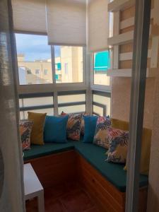 安特克拉Apartamento Parquesol的一张沙发,位于带大窗户的房间里