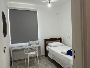乌贝兰迪亚Apartamento em Uberlândia - Apê do Pedro的一间小卧室,配有一张床和一张书桌