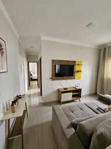 帕图斯迪米纳斯Apartamento Completo - Algarve 203 e 204的客厅配有沙发和墙上的电视