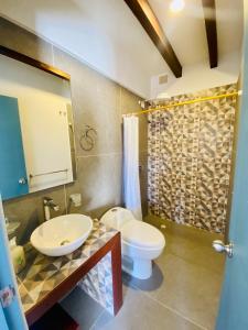 莱瓦镇Celestial de la villa的浴室配有卫生间、盥洗盆和淋浴。