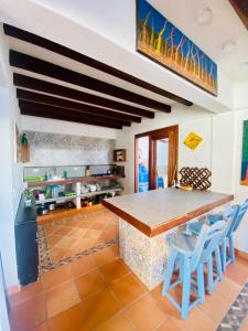 莱瓦镇Celestial de la villa的房屋内的厨房配有桌椅