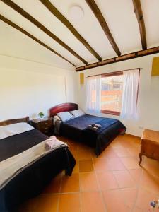 莱瓦镇Celestial de la villa的一间卧室设有两张床和窗户。