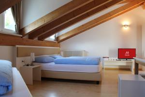梅拉诺曼佐尼客房酒店的一间卧室配有一张带蓝色枕头的大床