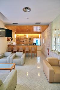 蓬蒂-达巴尔卡Hotel O Guerreiro的大厅配有沙发,大楼内设有一间酒吧