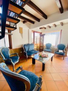 莱瓦镇Celestial de la villa的客厅配有椅子和玻璃桌