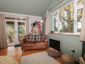 兰波特Pear Tree Lodge的客厅设有真皮沙发和窗户。