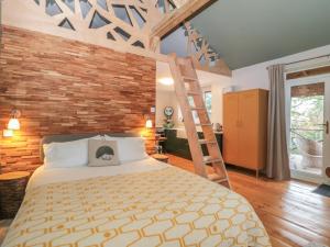 兰波特Pear Tree Lodge的一间卧室设有一张床和砖墙