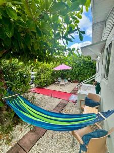 迈阿密Nice Queen Bedroom - Best Location in Miami - Luggage Storage Service, Parking and Laundry for free!!!!的吊床坐在房子的一侧