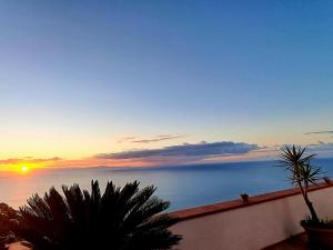 弗洛里"CASALENA" Villa a Furore Amalfi coast con grande terrazzo e vista sul MARE的阳台享有日落海景