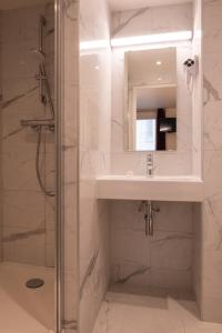 巴黎金太平洋酒店的一间带水槽和淋浴的浴室