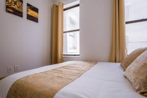 5-Bedroom NYC Apartment客房内的一张或多张床位
