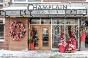 魁北克市尚普兰酒店的一间在餐厅前面有圣诞花圈的餐厅