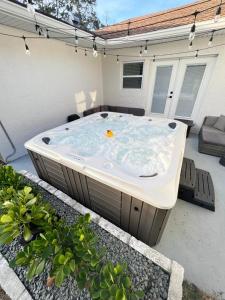 克利尔沃特Crest Lake Beach House的庭院里设有一个大型按摩浴缸