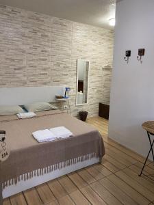 累西腓普沙德卡苏利纳斯酒店的一间卧室配有一张床、一张桌子和一面镜子