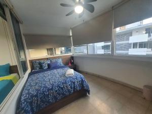 巴拿马城R-8 Amplio apartamento en zona turística.的一间卧室配有一张床和吊扇