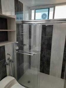 巴拿马城R-8 Amplio apartamento en zona turística.的带淋浴、卫生间和窗户的浴室