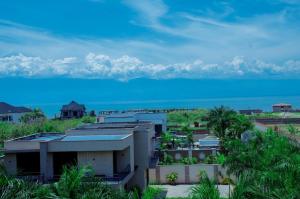 布琼布拉Kinindo Light Hotel的背景中享有一座建筑的海景
