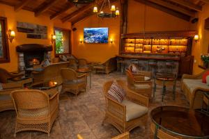 帕帕亚克塔帕帕亚克塔温泉酒店的一间带桌椅的餐厅和一间酒吧