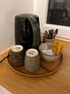 杜柏B&B l'Aigrin的盘子盘子,咖啡壶和一碗食物