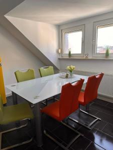 帕德博恩Zimmer im Zentrum - in der Nähe zum Hauptbahnhof的一间配备有白色桌椅的用餐室