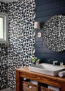 东汉普顿Journey East Hampton的浴室设有蓝色的墙壁和白色的盥洗盆。