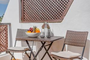圣米格尔德阿沃纳Albatros Comfort Home的露台上的一张桌子和一碗水果