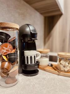 上维谢乌In Maramu’ la Mocanita!的咖啡壶,位于柜台上