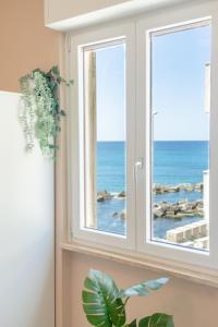加利波利L'Affaccio Rooms - Lungomare Gallipoli的海景窗户
