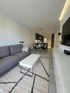 米哈斯El Olive - Calanova Grand golf的客厅配有沙发和桌子