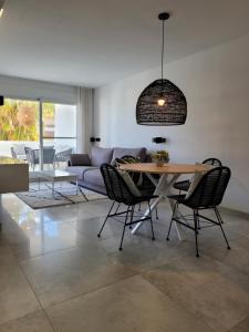 米哈斯El Olive - Calanova Grand golf的客厅配有桌子和沙发